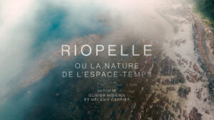 Vue aérienne du fleuve Saint-Laurent et de ses îles dans la brume, tirée du court-métrage Riopelle ou la nature de l’espace-temps, présenté dans l’exposition Riopelle. L’expression du geste au MNBAQ.