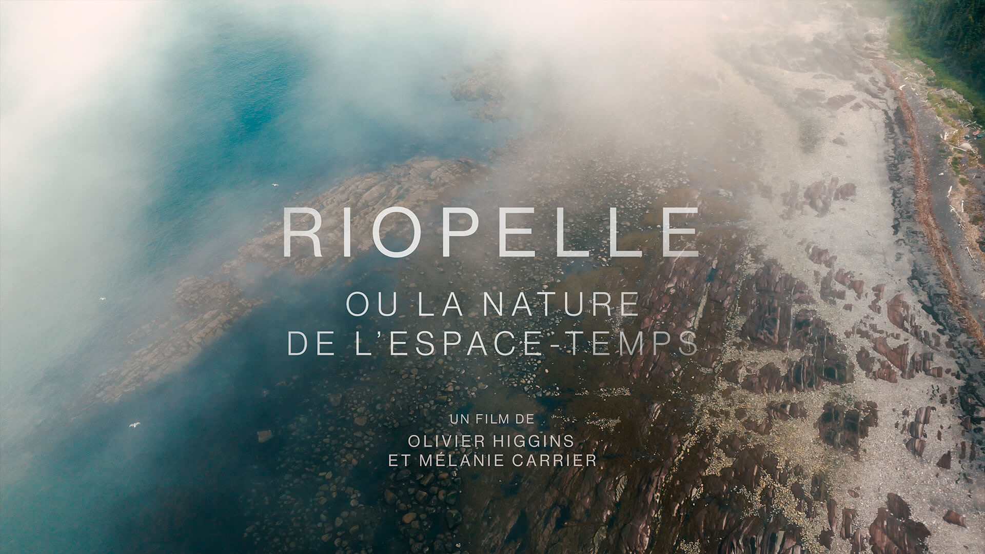 Vue aérienne du fleuve Saint-Laurent et de ses îles dans la brume, tirée du court-métrage Riopelle ou la nature de l’espace-temps, présenté dans l’exposition Riopelle. L’expression du geste au MNBAQ.